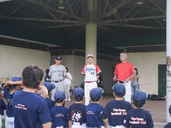 村田辰美さん、吉田剛さん、野球教室